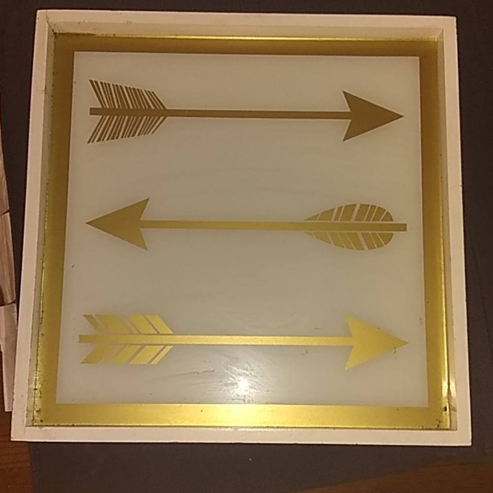 Golden arrow wall decor